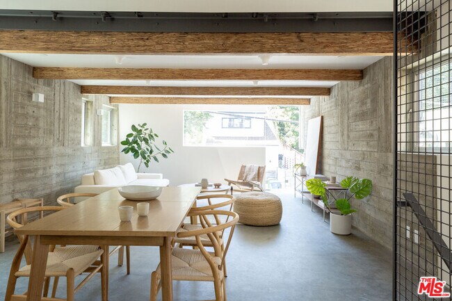 Foto del edificio - 8870 Wonderland Ave