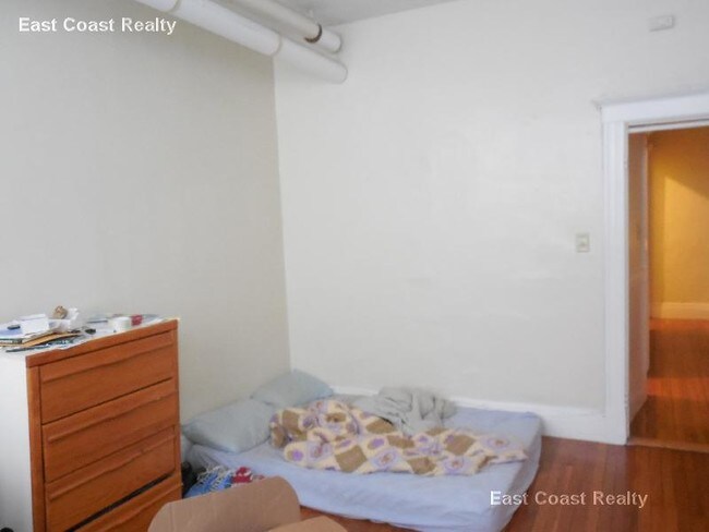Building Photo - 161 Kelton St