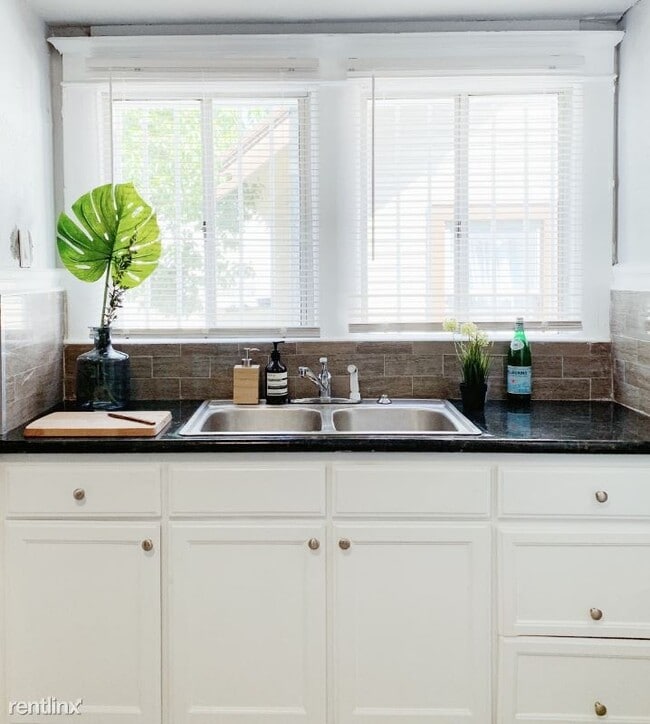 Building Photo - 11 br, 5 bath House - 2639 S Budlong Ave