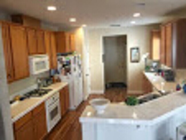 Building Photo - Hampton Village!