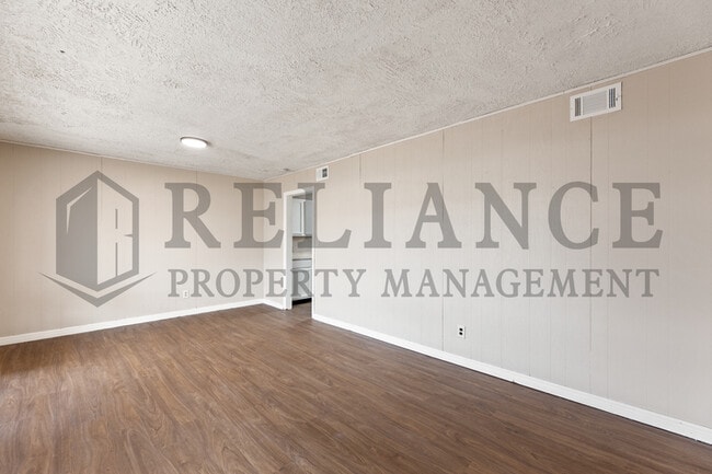 Building Photo - 2908 S Glenn Ave