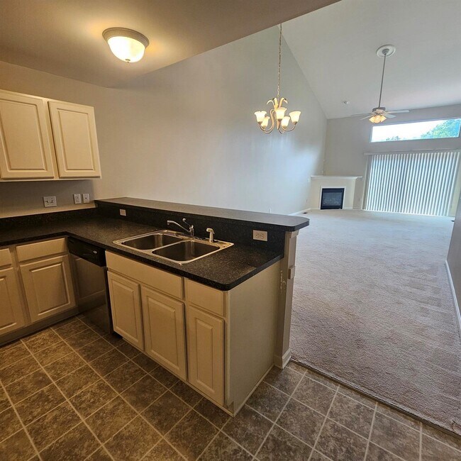 Building Photo - 3 Bedroom, 2.5 Bath Condo, Kitchen with St...