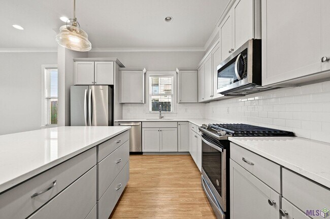 Building Photo - Beautiful Modern Farmhouse 3 bedroom plus ...