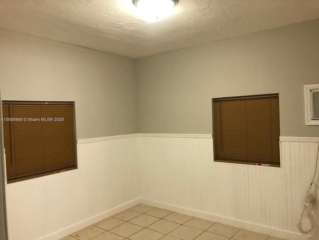 Building Photo - 821 SW 29th Ct
