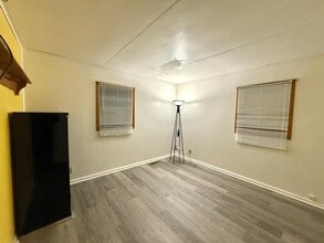 Building Photo - 246 Schilling St