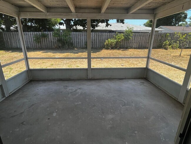 Building Photo - Charming 3-Bedroom Home with Spacious Layout & Attached Garage in the Heart of Daytona Beach
