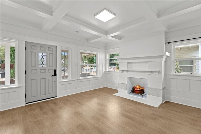 Foto del edificio - Fully Renovated 3 Bed 2 Bath Craftsman In ...