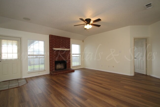 Building Photo - Charming 3-Bed, 2-Bath Home with Spacious Backyard