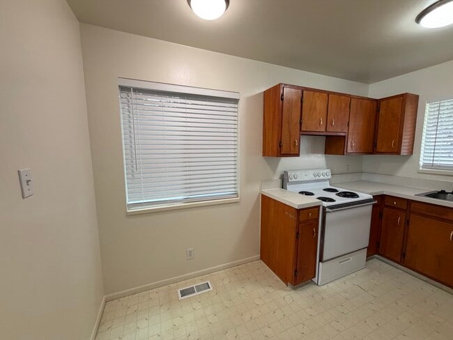 Building Photo - 744-746 E 200 N