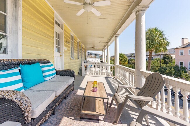 Foto del edificio - Spacious Three Bedroom Apartment on Calhoun Street