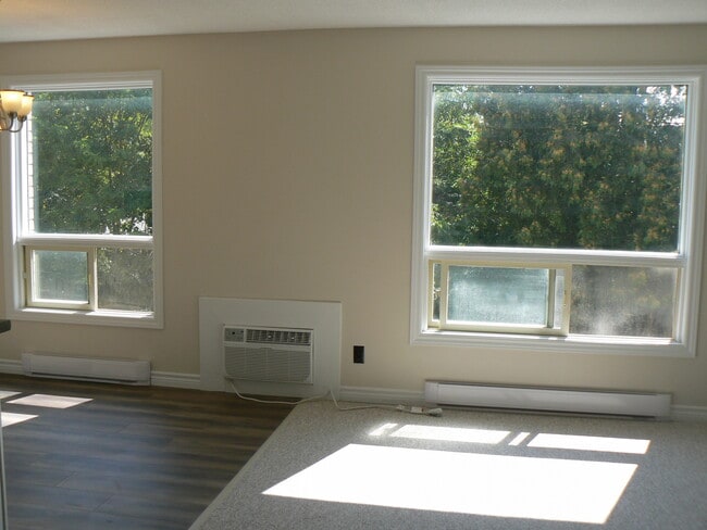 Building Photo - 176 Fergus St N