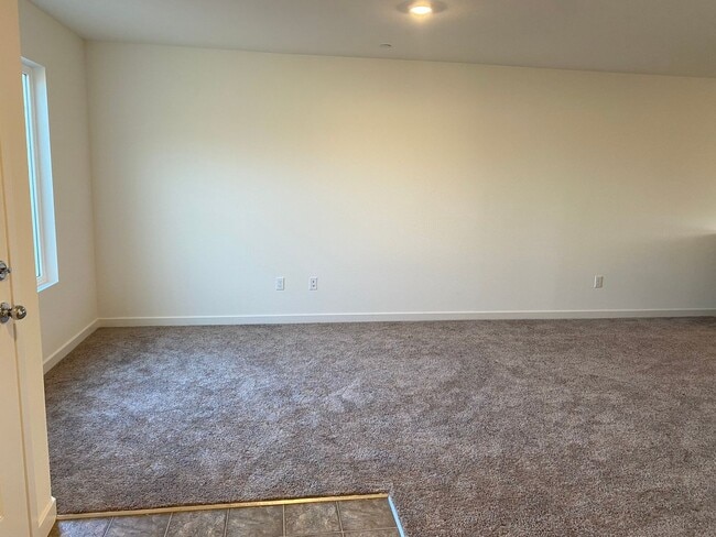 Building Photo - Modern 3-Bedroom, 2-Bath Home with Spaciou...