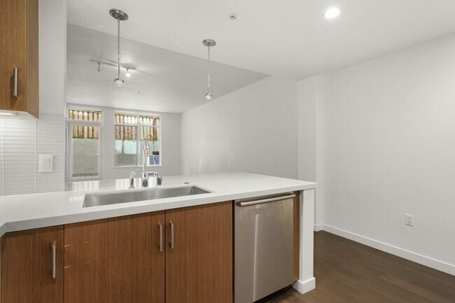 Building Photo - 2655 Bush St
