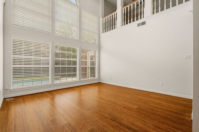 Foto del edificio - 14207 Woodville Gardens Dr
