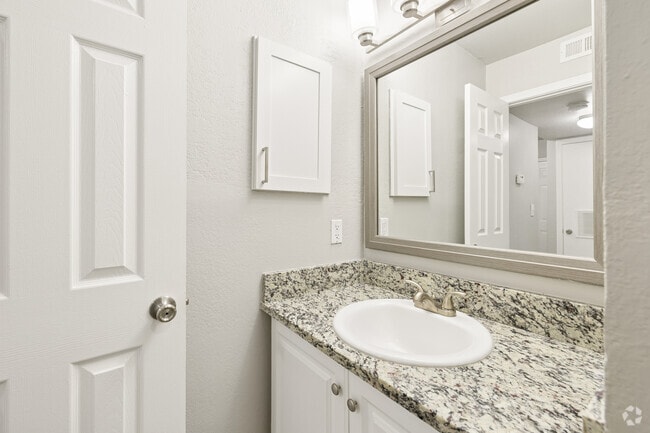 A3 1BR, 1BA - 710SF - Bathroom - Waterside Apartments Tulsa