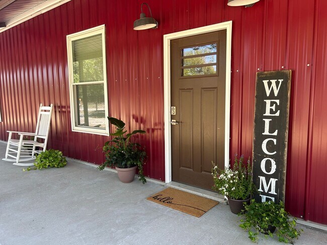 Building Photo - Country Living Meets Modern Comfort!