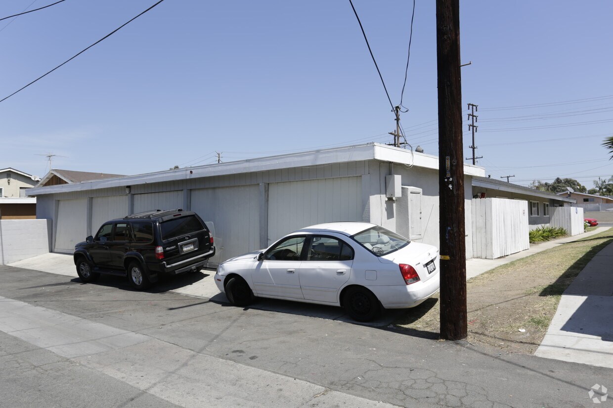 Building Photo - 313 N Tustin Ave