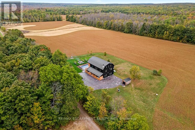 Photo du bâtiment - 402075 GREY Rd 17