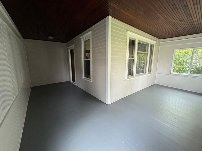 Foto del edificio - 3 bedrooms 2 bath house, Available October...