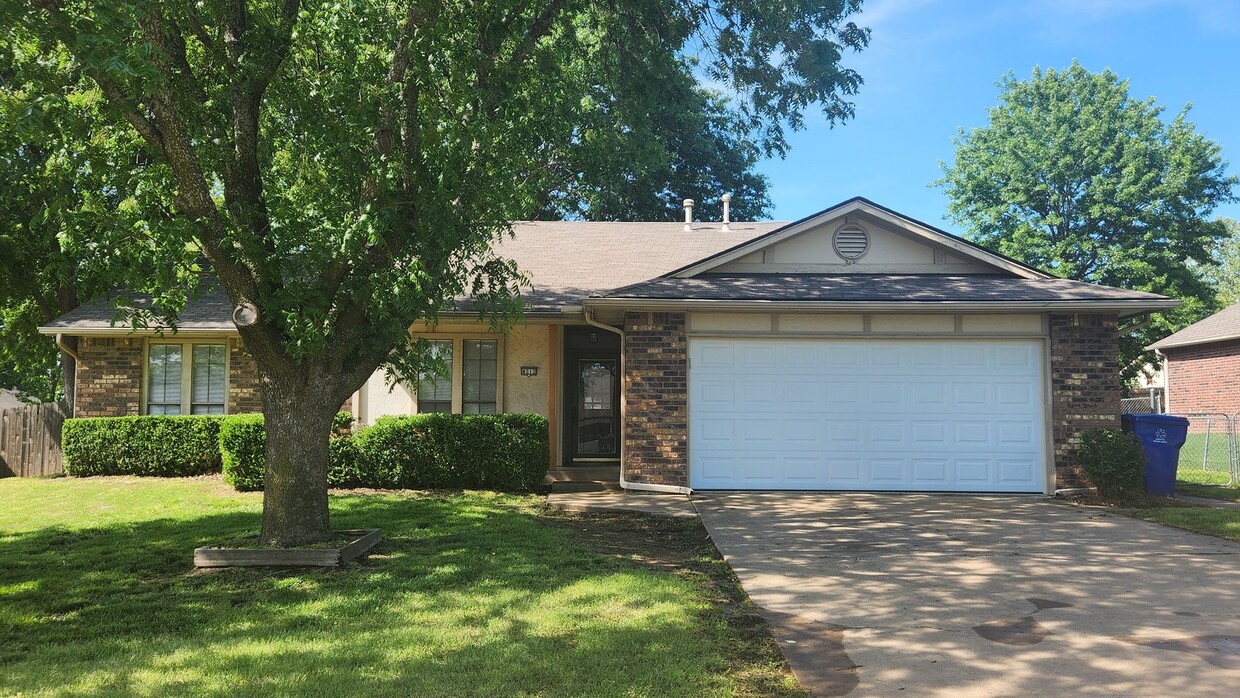 Primary Photo - Charming Home in Broken Arrow School Distr...