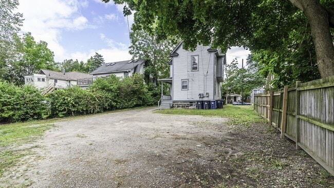 Building Photo - 1114 S Forest Ave