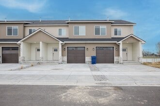 Building Photo - 914 Home Run Ave