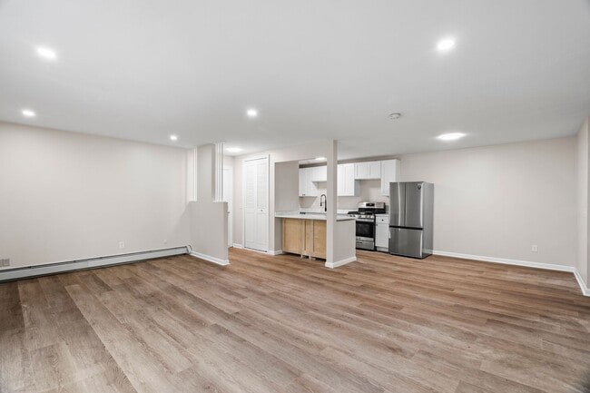Building Photo - Spacious 1 Bed - 1 Bath Apartment in Cranston