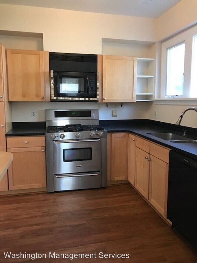 Building Photo - 4 br, 4 bath House - 3935 Legation St. NW