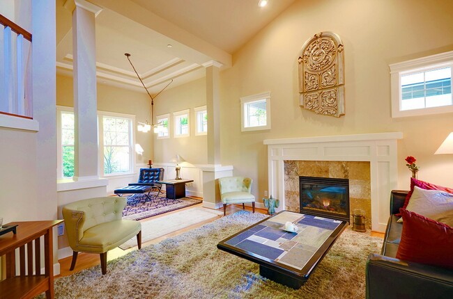 Building Photo - Stunning 5 bedroom Kirkland Home