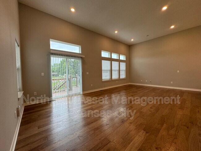 Building Photo - 2028 SW Holdbrooks Dr