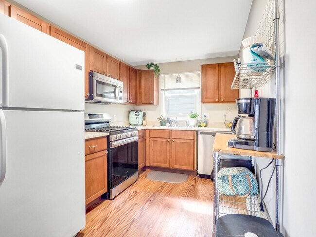 Building Photo - Updated & Pet Friendly 3-Bedroom Home