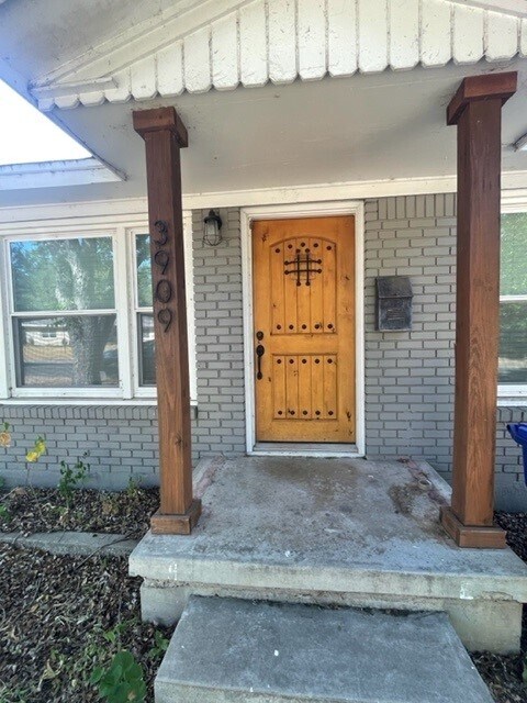Building Photo - 3909 Cobbs Dr