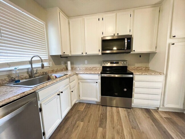 Foto del edificio - 3 Bedroom 3 Bathroom Tri-level - Pets Okay