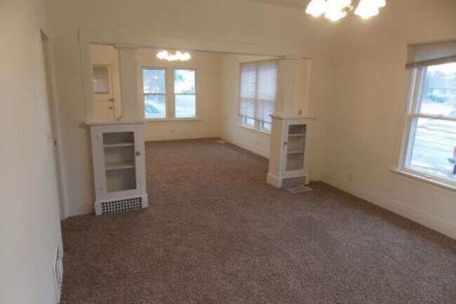 Foto del edificio - 245 Burlington Ave