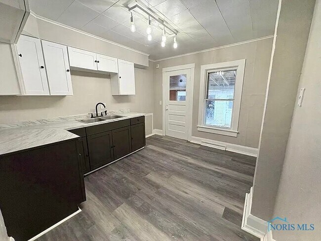 Building Photo - 1723 Stahlwood Ave