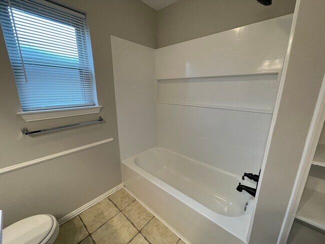 Common Bathroom - 8229 Irish Dr