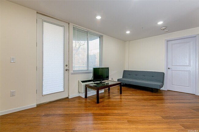 Foto del edificio - 55 Middle Neck Rd