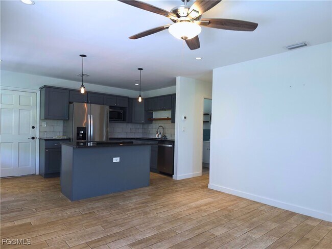 Foto del edificio - 1915 Llewellyn Dr