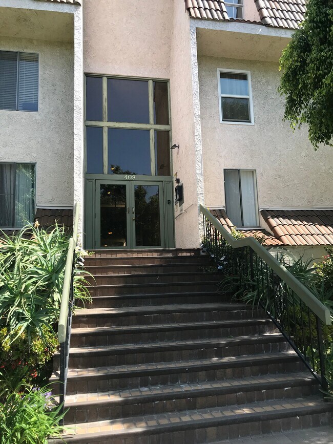 409 Burchett St Unit 301, Glendale, CA 91203 Condo for Rent in Glendale, CA