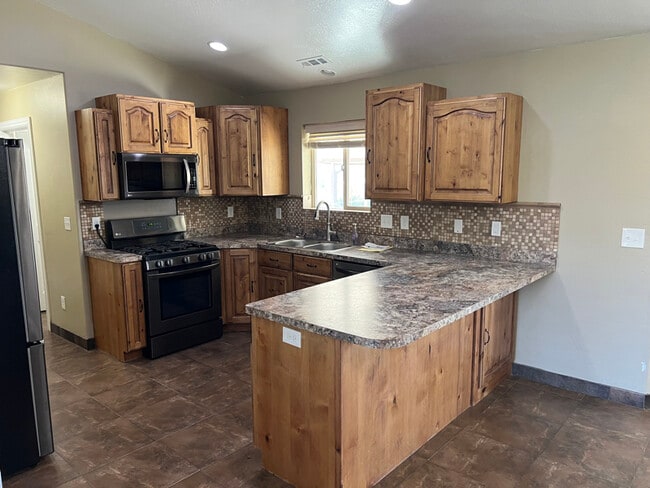 Foto del edificio - 5223 S 4700 W