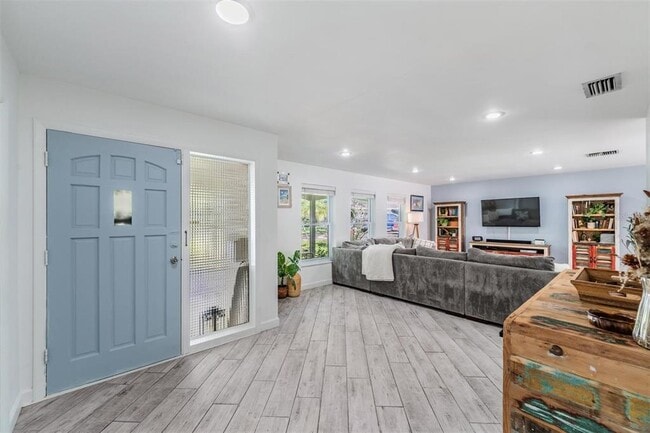 Building Photo - 1001 Grovewood Ct