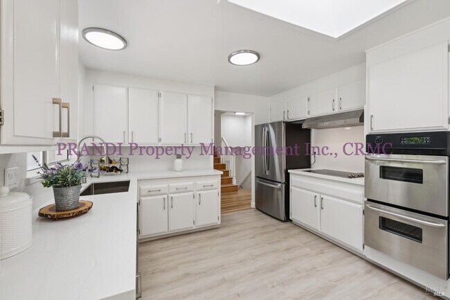 Foto del edificio - Marinwood Home on Corner Lot with Over 200...