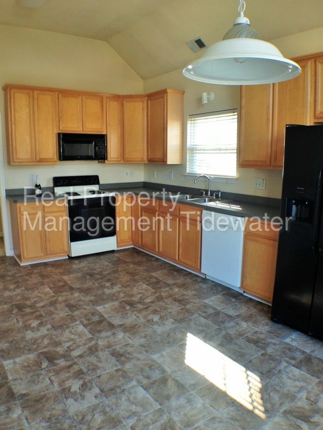 Foto del edificio - GORGEOUS END-UNIT W/ OPEN FLOOR PLAN!
