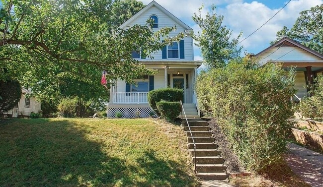 BOND HILL- 3 STORY 3 BEDRM 2 FULL BATH OPEN FLOOR PLAN w GARAGE - BOND HILL-  3 STORY 3 BEDRM 2 FULL BATH OPEN FLOOR PLAN w GARAGE House