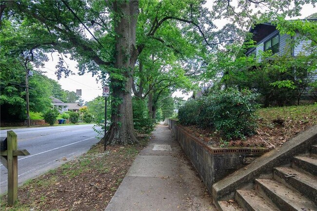 Foto del edificio - 1656 Hosea L Williams Dr SE