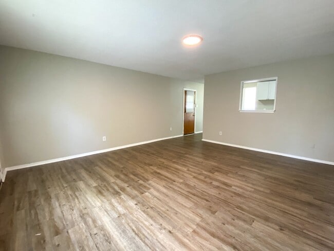 Building Photo - 3 bedroom 2 bathroom near Ramill and St Elmo