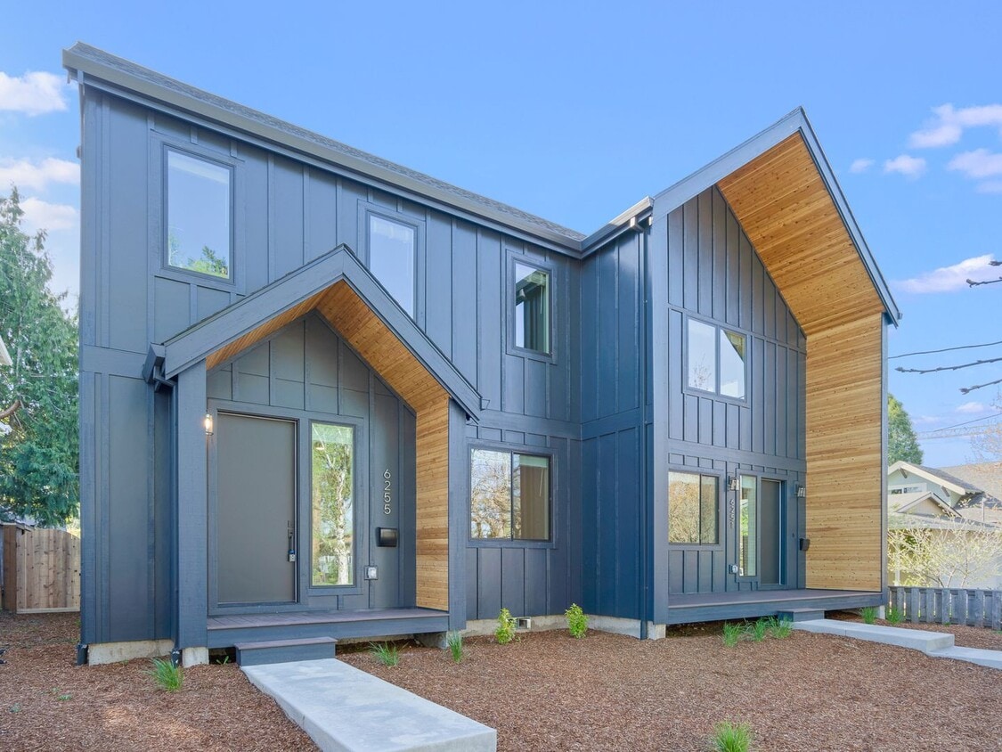 Primary Photo - 3bed/2.5 Bath Duplex Unit New Construction...