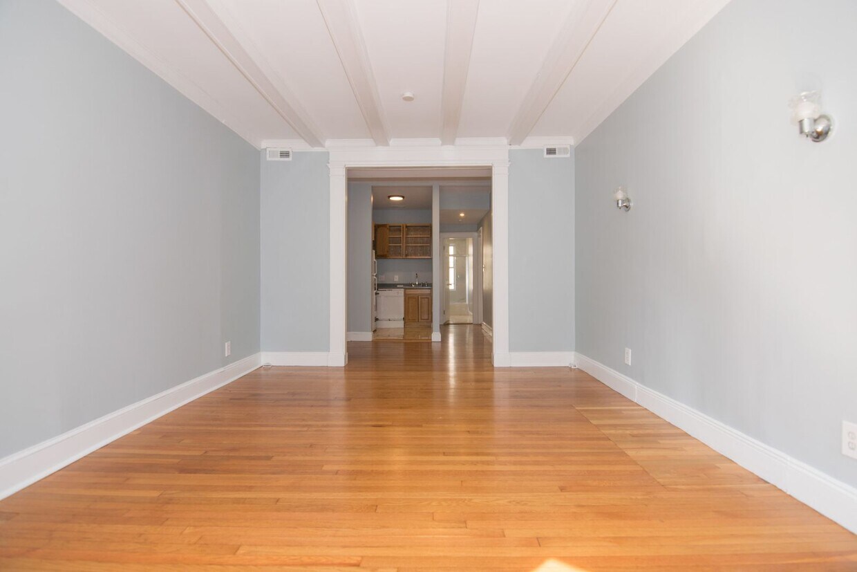 Foto principal - SEPT 4bed w/ 1.5 bath in Alston - B line! ...