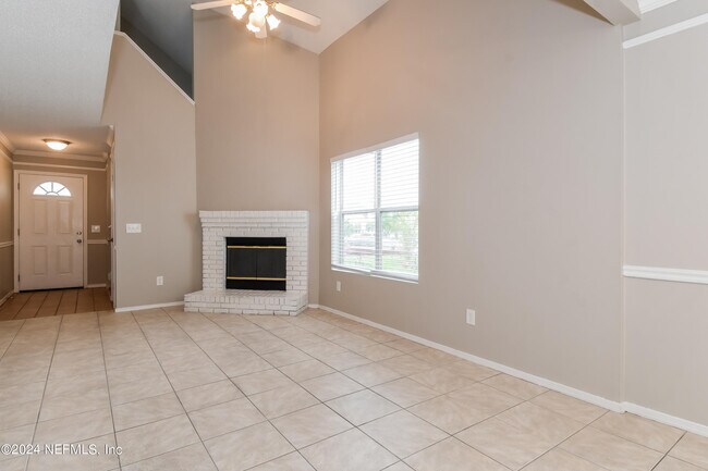 Foto del edificio - 627 Staffordshire Dr E