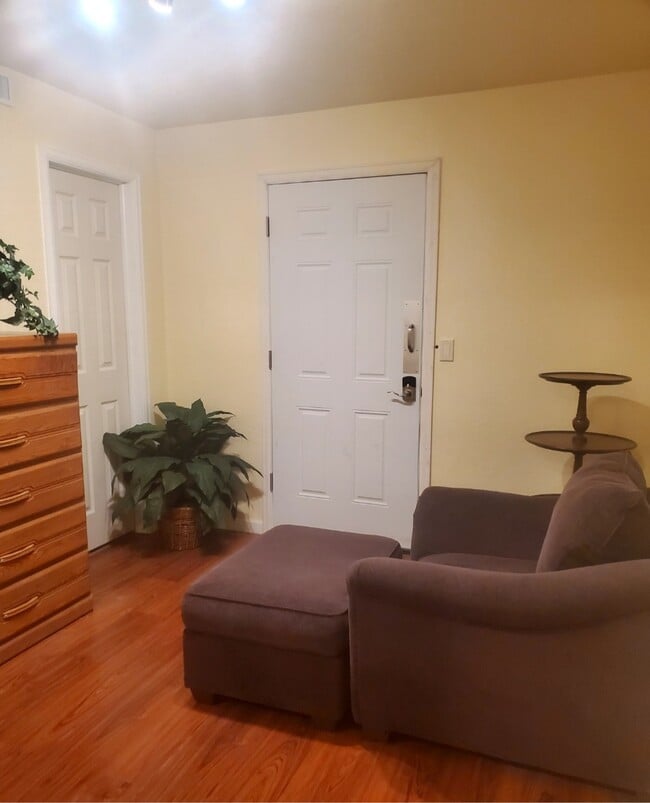 CHILL/WORK ROOM - 3223 E 102nd Ave